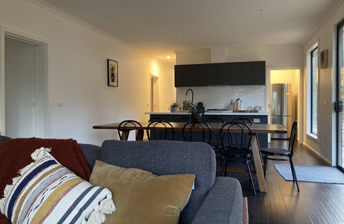 Blackwood House | Unique modern, spacious, clean large 3 bedroom + study in beautiful Blackwood