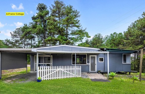 Woombye Cottage | Unique Shed 2 bedrooms and open plan living