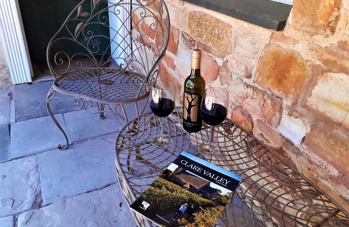 Mintaro Cottage | Unwind in Our Cosy 2 BR Spa Cottage with Log Fire. Mintaro Hideaway Carpenter