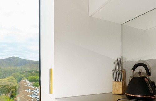Reid Apartment | Upscale 3BR City Apartment Central CBD Living