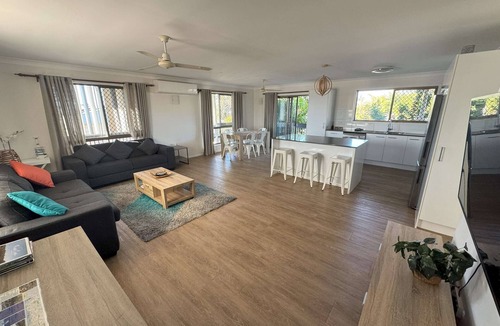 Scarness House | Upstairs Villa minutes to the beach