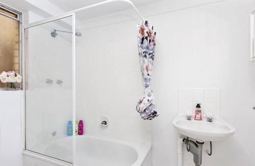 Victoria Park Apartment | Urban Chic Studio by 'the Strip'