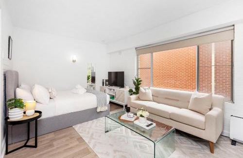 Victoria Park Apartment | Urban Chic Studio by 'the Strip'