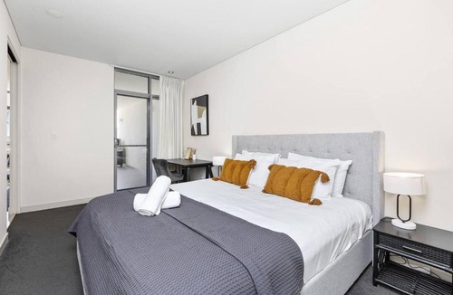 East Perth Apartment | Urban Elegance 3bdrm CATBus PerthCBD,WACA,Optus