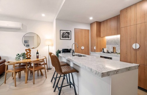 West Melbourne Apartment | Urban Escape: King Bed, Parking + Walk to CBD!