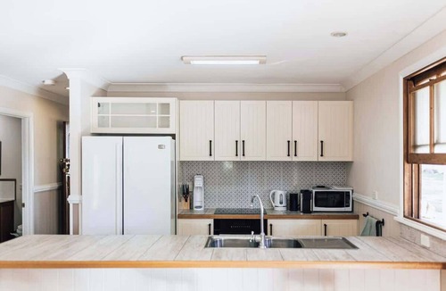Eastern Heights House | Urban Getaway Ipswich Colonial 6 bed 3 bath