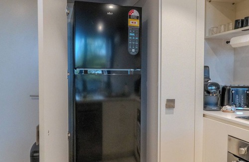 Collingwood Apartment | Urban Poolside Retreat | Sleep 6 | Free Parking