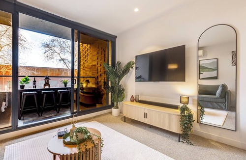 Collingwood Apartment | Urban Poolside Retreat | Sleep 6 | Free Parking