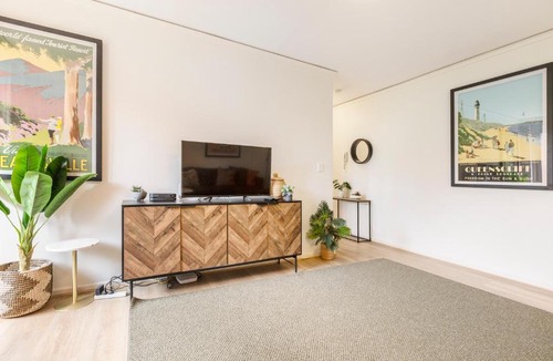 Prahran Apartment | Urban Retro - Experience Vibrant Courtyard Charm