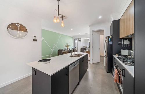 Bowden House | Urban Soul—Modern Parklands Stay with Courtyard