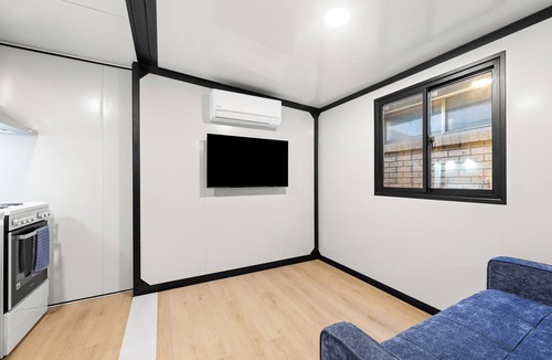 Braybrook House | Urban Tiny Retreat with Outdoor Entertaing Area
