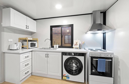 Braybrook House | Urban Tiny Retreat with Outdoor Entertaing Area