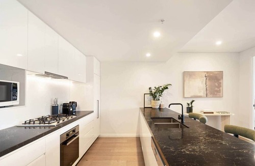 Fortitude Valley Apartment | Utopia Deluxe Suite | 25th Floor Views, Pool & Gym
