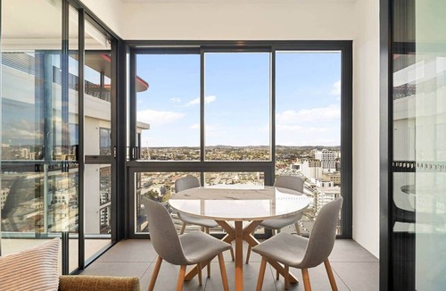 Fortitude Valley Apartment | Utopia Deluxe Suite | 25th Floor Views, Pool & Gym