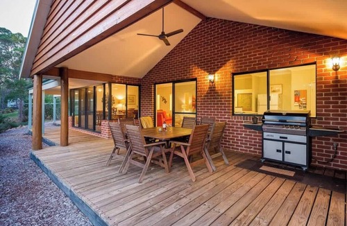 Yallingup House | Vaila Bushland Charm near Beaches and Top Wineries