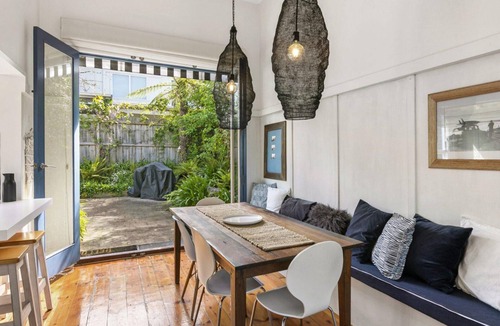 Lorne House | Valetta - Beach Side Classic For You and Your Pet