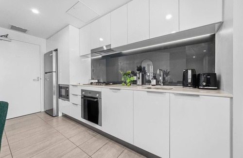 Newstead Apartment | Valley Stay Stylish Apartment |Parking |Pool & Gym