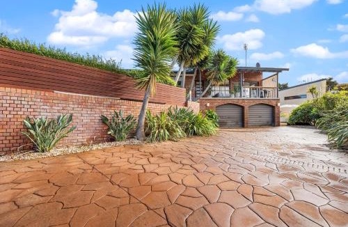 Port Lincoln House | Valley View Home - Barrel Sauna, Woodfired Pizza Oven, Firepit, Kids Playset