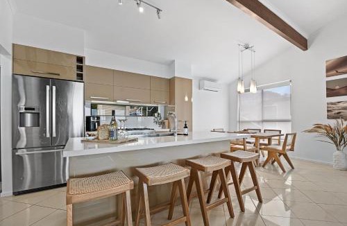 Port Lincoln House | Valley View Home - Barrel Sauna, Woodfired Pizza Oven, Firepit, Kids Playset