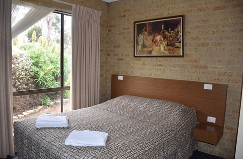 Mount Barker Hotel | Valley Views Motel & Chalets