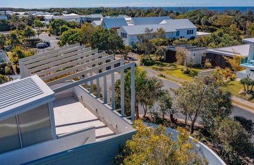 Casuarina House | Verano- Sleeping 12 and only 20 meters to the beach