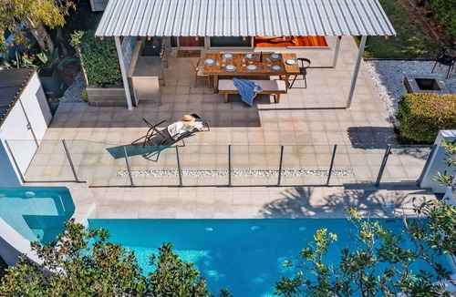 Casuarina House | Verano- Sleeping 12 and only 20 meters to the beach