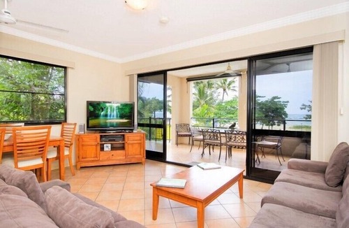 Yorkeys Knob Apartment | Very spacious 2 Bedroom Beachfront Apartment in Yorkeys Knob
