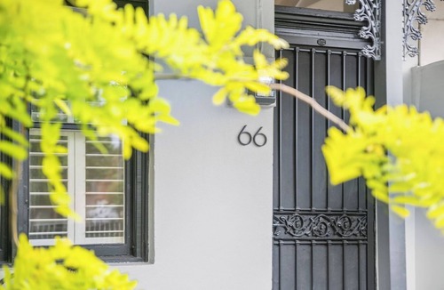Albert Park Apartment | Very Victorian, Modern & Special. 2BRM, 1BTH.