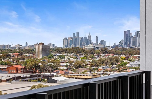 Brunswick Apartment | Vibrant 3BR Apt Free Parking City Views