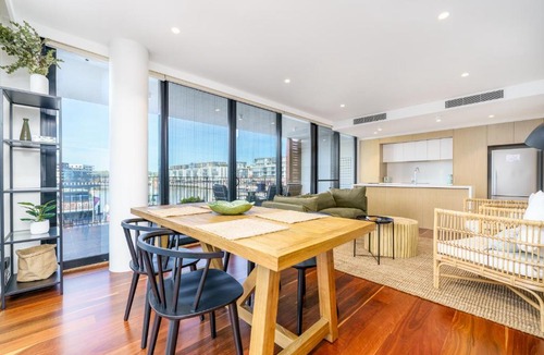 Kingston Apartment | Vibrant Stay with Lakeside Charm in Kingston