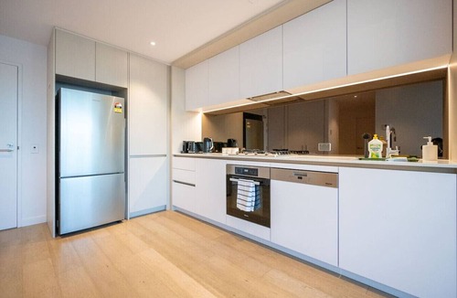 Docklands Apartment | Vibrant Waterfront Docklands Living