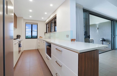 Darwin City Centre Apartment | Vibrant Waterfront Lagoon Views: walk to Cafes+BBQ