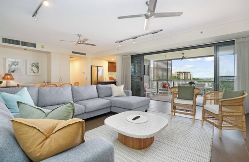 Darwin City Centre Apartment | Vibrant Waterfront Lagoon Views: walk to Cafes+BBQ