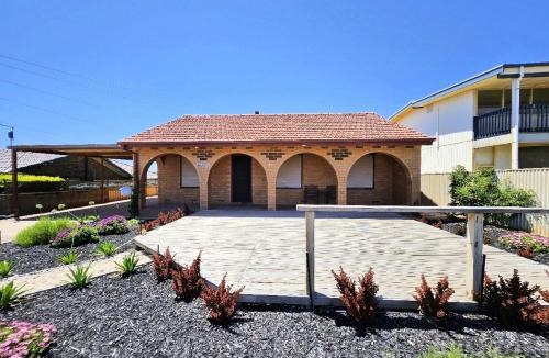 Sellicks Beach House | Vic's Place - Sellicks Beach - C21 SouthCoast Holidays