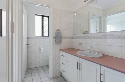 Victor Harbor Cabin | Victor Harbor - Southern Comfort Lodge - WIFI - Smart TV-Sleeps 9