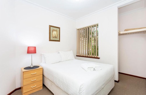 Raphael Precinct House | Victoria Park Villa 2
