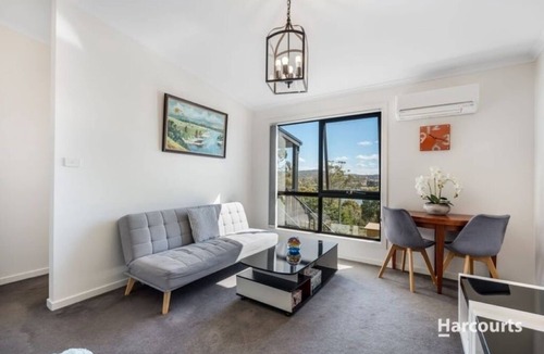 Primrose Sands Apartment | VIEWS ON FALCON : Perfect for couples or solo travellers