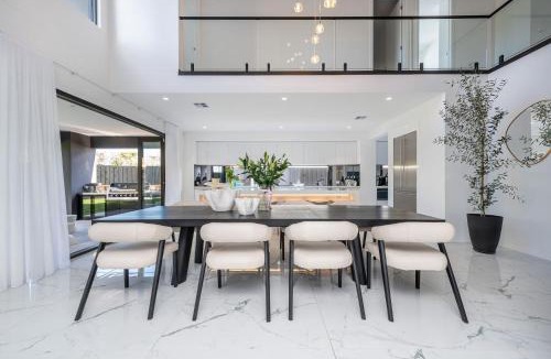 Mount Eliza House | Villa Capri - Luxe Modern by the Village
