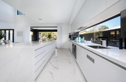 Mount Eliza House | Villa Capri - Luxe Modern by the Village