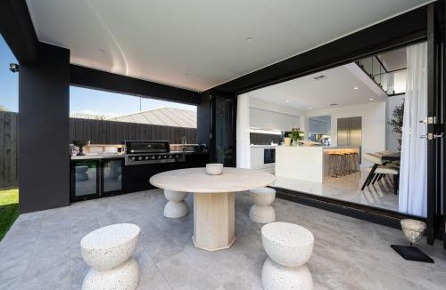 Mount Eliza House | Villa Capri - Luxe Modern by the Village