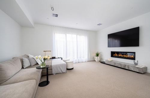 Mount Eliza House | Villa Capri - Luxe Modern by the Village