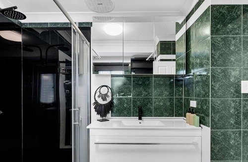 Manoora Apartment | Villa Casa- Spacious apartment with lush courtyard