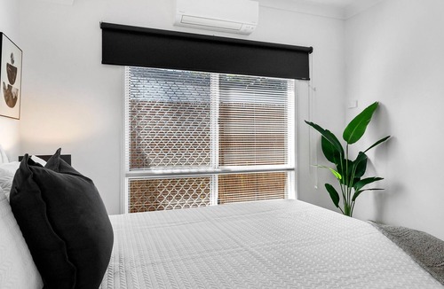 Manoora Apartment | Villa Casa- Spacious apartment with lush courtyard