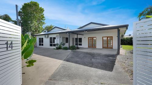Kewarra Beach House | Villa Ibis Family Home with Pool in Kewarra Beach