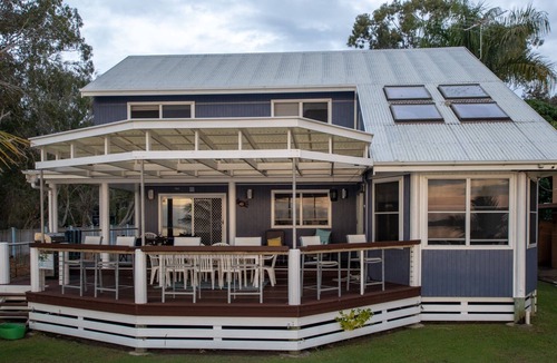Brisbane Waterfront House | Villa Macleay-Beach Front Family Paradise