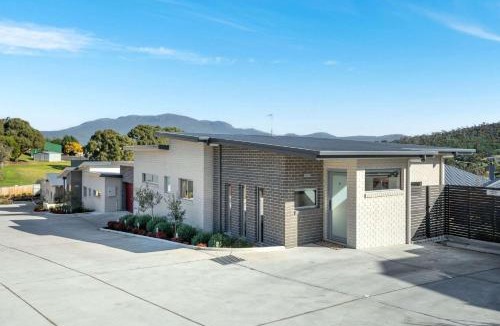 Warrane House | Villa Nine Sleeps 6 10Mins to CBD Airport