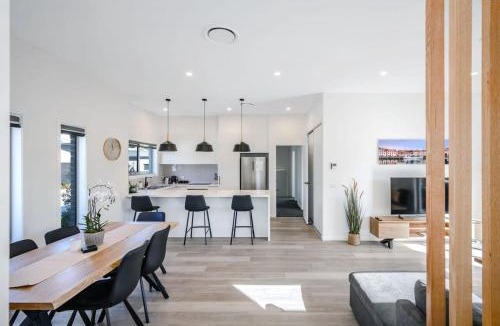 Warrane House | Villa Nine Sleeps 6 10Mins to CBD Airport