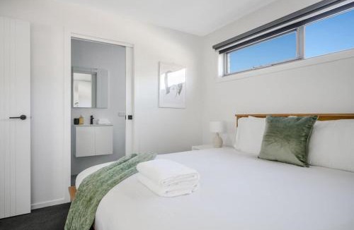 Warrane House | Villa Nine Sleeps 6 10Mins to CBD Airport