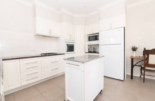 Orange House | Villa on Rosemary. Private Lane. Walk to CBD.
