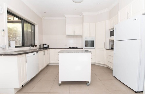 Orange House | Villa on Rosemary. Private Lane. Walk to CBD.